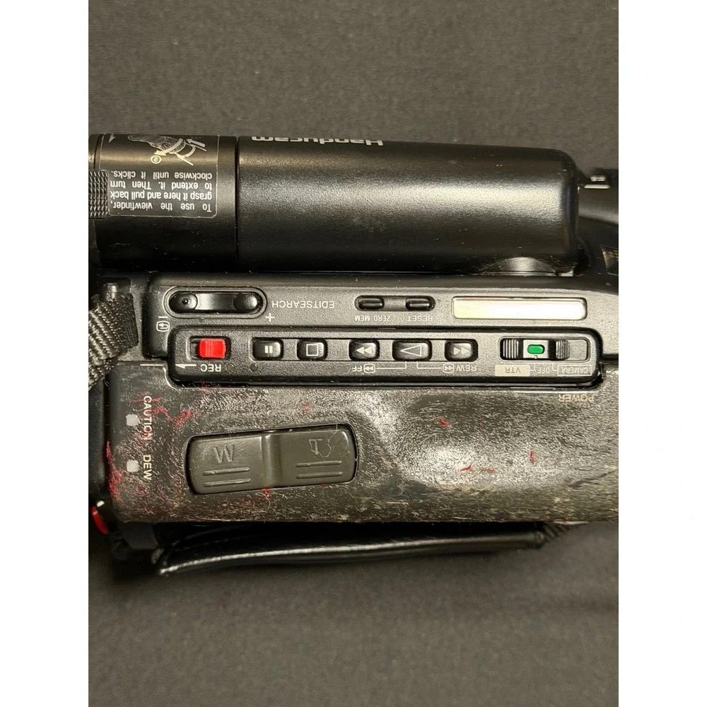 Sony CCD-TR5 Video8 Handycam Camcorder Bundle Powers On w/ Charger Batteries Cas